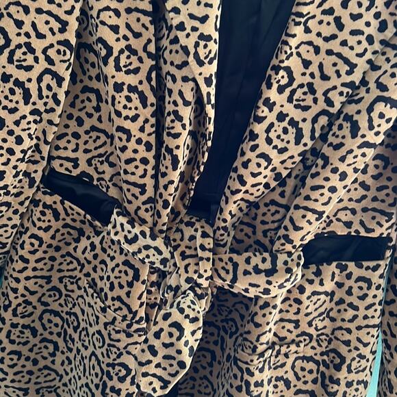 Good American Fit & Flatter Leopard Print Velveteen Blazer - Picture 8 of 16